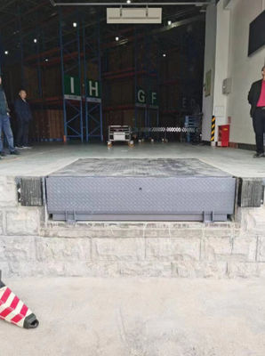 รถบรรทุกสีเทา Hydraulic Dock Leveler สําหรับการบรรทุกและการปลดกระหน่ําง่าย IP55