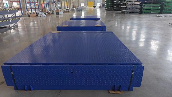 รถบรรทุกสีเทา Hydraulic Dock Leveler สําหรับการบรรทุกและการปลดกระหน่ําง่าย IP55