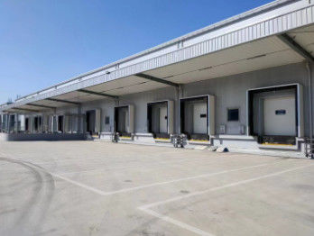 ISO 9001 สีเทา ไฮดรอลิก Dock Leveler 6800kg Truck Level Loading Dock