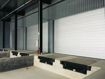 ไฮดรอลิกไฟฟ้าการบรรทุก Dock Leveler ความจุไดนามิก 6800kg / ความจุสติก 13600kg