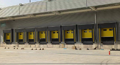 ภาพรวม สีดํา โหลด Dock Shelter วัสดุ PVC ด้วยเส้นเตือนสีเหลือง