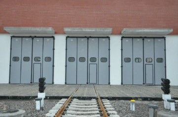 โลหะเหล็กเหล็กกระปุก ประตูพับอุตสาหกรรม ทางรถไฟฟ้า สถานีบํารุงรักษา EMU ประตู