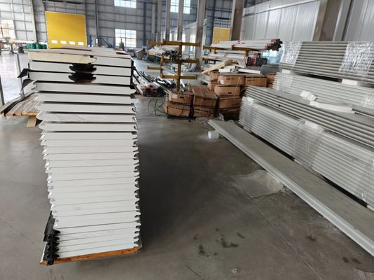 ประตูโรงรถยนต์ส่วนหนึ่งที่มี EPDM เส้นปิดทุกด้านสําหรับการปิดดี