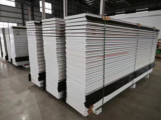 ประตูโรงรถยนต์ส่วนหนึ่งที่มี EPDM เส้นปิดทุกด้านสําหรับการปิดดี