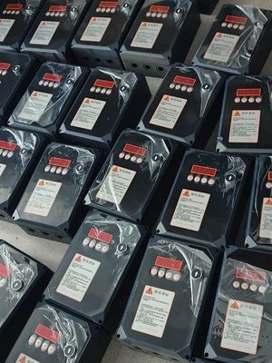 มุมมองเต็ม Customized Morden ติดกันอัตโนมัติ Overhead อลูมิเนียมสับสนธิ อัตโนมัติ ดําประตูโรงรถสําหรับบ้าน