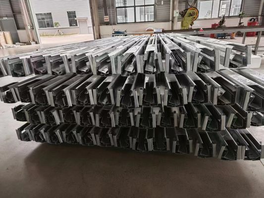 ความต้านทานลม 450N/m2 ประตูส่วนอุตสาหกรรม ประตูโรงรถยนต์ ประตูเหล็กแยก