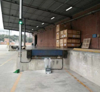 งานหนัก ไฮดรอลิก Dock Leveler คลังสินค้า Loading Bays การควบคุมอัตโนมัติ
