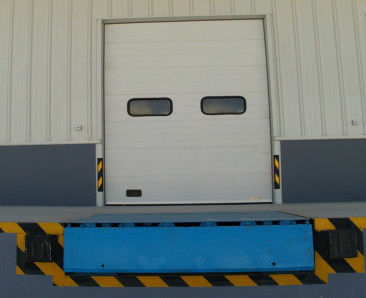 ไฮดรอลิกไฟฟ้า Dock Lift Leveler โต๊ะ 8 มิลลิเมตร ความแข็งแกร่งสูง Anti slip รูปแบบแผ่นเหล็ก